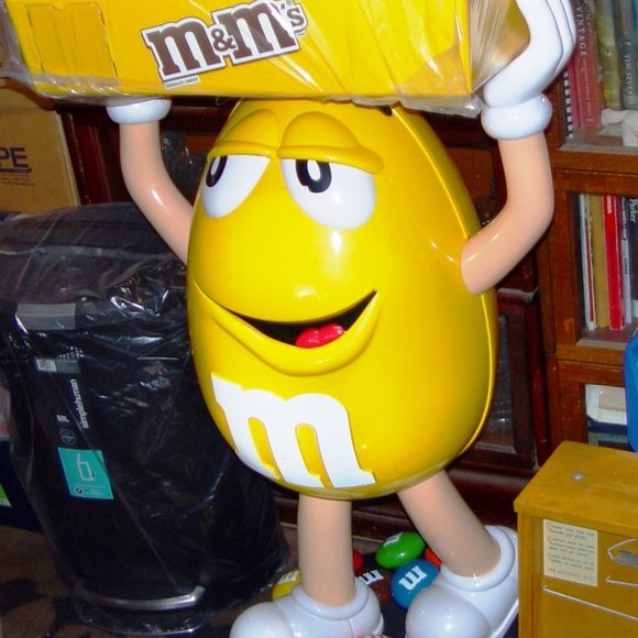 M&M YELLOW CHARACTER WITH TRAY NEW IN THE BOX - Picture 2 of 4
